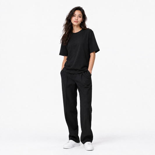 ブラックのバランスリカバリーTシャツを着用した女性